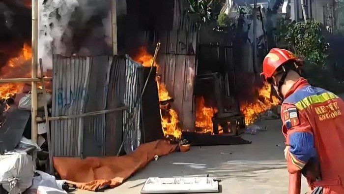 Lapak Pengepul Rongsokan di Bogor Terbakar, Kepulan Asap Membubung Tinggi dan Jadi Perhatian Warga