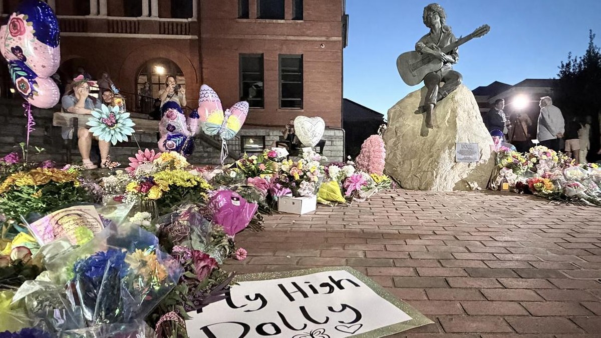 FOTO: Penggemar Beri Penghormatan Terakhir untuk Dolly Parton